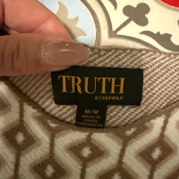 Geometric Patterned Sweater - Picture 3 of 4